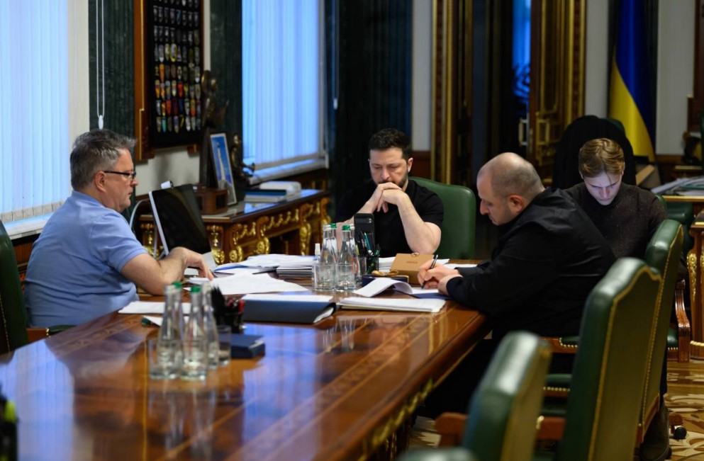 Зеленський провів переговори зі спецпосланцями США Віткоффом та Кушнером Зеленський провів переговори зі спецпосланцями США Віткоффом та Кушнером